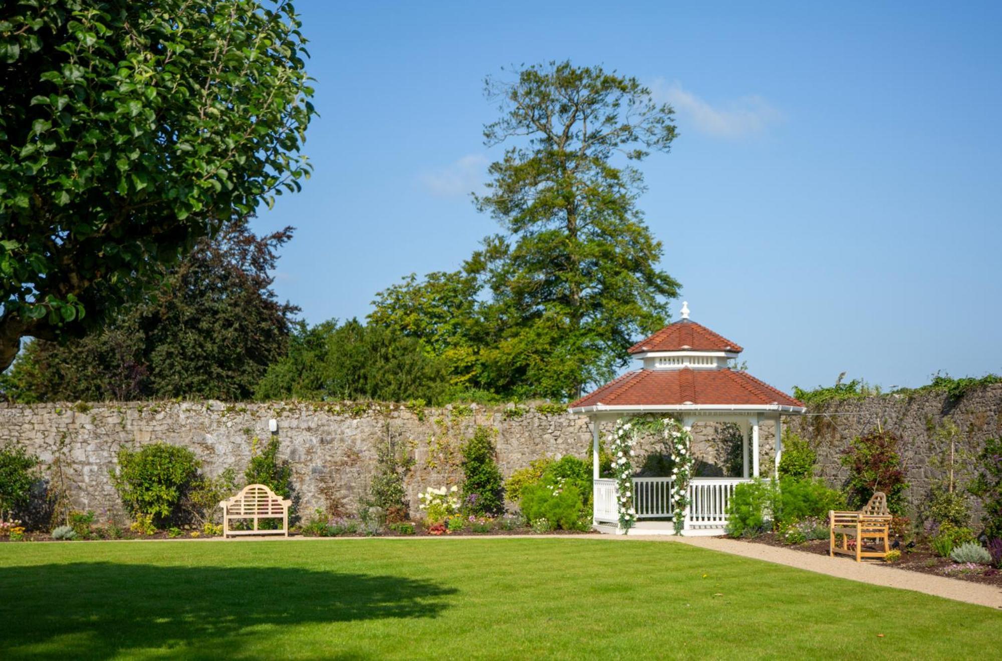 County Arms Birr Hotel Bagian luar foto